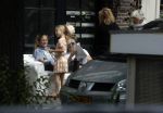 Amsterdam 3 juli 2016
Sophie Hilbrand en Waldemar Torenstra zitten in hun bank voor hun huyis op de gracht buiten in het zonnetje.