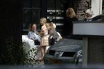 Amsterdam 3 juli 2016
Sophie Hilbrand en Waldemar Torenstra zitten in hun bank voor hun huyis op de gracht buiten in het zonnetje.