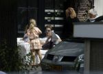 Amsterdam 3 juli 2016
Sophie Hilbrand en Waldemar Torenstra zitten in hun bank voor hun huyis op de gracht buiten in het zonnetje.
