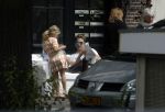 Amsterdam 3 juli 2016
Sophie Hilbrand en Waldemar Torenstra zitten in hun bank voor hun huyis op de gracht buiten in het zonnetje.