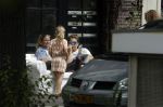 Amsterdam 3 juli 2016
Sophie Hilbrand en Waldemar Torenstra zitten in hun bank voor hun huyis op de gracht buiten in het zonnetje.
