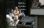 Amsterdam 3 juli 2016
Sophie Hilbrand en Waldemar Torenstra zitten in hun bank voor hun huyis op de gracht buiten in het zonnetje.