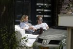 Amsterdam 3 juli 2016
Sophie Hilbrand en Waldemar Torenstra zitten in hun bank voor hun huyis op de gracht buiten in het zonnetje.