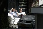 Amsterdam 3 juli 2016
Sophie Hilbrand en Waldemar Torenstra zitten in hun bank voor hun huyis op de gracht buiten in het zonnetje.