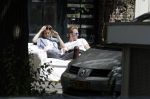 Amsterdam 3 juli 2016
Sophie Hilbrand en Waldemar Torenstra zitten in hun bank voor hun huyis op de gracht buiten in het zonnetje.