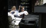 Amsterdam 3 juli 2016
Sophie Hilbrand en Waldemar Torenstra zitten in hun bank voor hun huyis op de gracht buiten in het zonnetje.