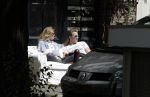 Amsterdam 3 juli 2016
Sophie Hilbrand en Waldemar Torenstra zitten in hun bank voor hun huyis op de gracht buiten in het zonnetje.