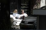 Amsterdam 3 juli 2016
Sophie Hilbrand en Waldemar Torenstra zitten in hun bank voor hun huyis op de gracht buiten in het zonnetje.