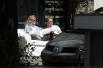 Amsterdam 3 juli 2016
Sophie Hilbrand en Waldemar Torenstra zitten in hun bank voor hun huyis op de gracht buiten in het zonnetje.