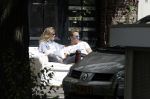 Amsterdam 3 juli 2016
Sophie Hilbrand en Waldemar Torenstra zitten in hun bank voor hun huyis op de gracht buiten in het zonnetje.