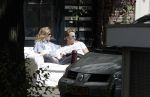 Amsterdam 3 juli 2016
Sophie Hilbrand en Waldemar Torenstra zitten in hun bank voor hun huyis op de gracht buiten in het zonnetje.