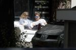 Amsterdam 3 juli 2016
Sophie Hilbrand en Waldemar Torenstra zitten in hun bank voor hun huyis op de gracht buiten in het zonnetje.
