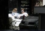 Amsterdam 3 juli 2016
Sophie Hilbrand en Waldemar Torenstra zitten in hun bank voor hun huyis op de gracht buiten in het zonnetje.