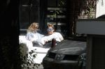 Amsterdam 3 juli 2016
Sophie Hilbrand en Waldemar Torenstra zitten in hun bank voor hun huyis op de gracht buiten in het zonnetje.