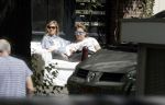 Amsterdam 3 juli 2016
Sophie Hilbrand en Waldemar Torenstra zitten in hun bank voor hun huyis op de gracht buiten in het zonnetje.
