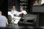 Amsterdam 3 juli 2016
Sophie Hilbrand en Waldemar Torenstra zitten in hun bank voor hun huyis op de gracht buiten in het zonnetje.