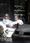 Amsterdam 3 juli 2016
Sophie Hilbrand en Waldemar Torenstra zitten in hun bank voor hun huyis op de gracht buiten in het zonnetje.
