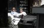 Amsterdam 3 juli 2016
Sophie Hilbrand en Waldemar Torenstra zitten in hun bank voor hun huyis op de gracht buiten in het zonnetje.