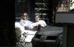 Amsterdam 3 juli 2016
Sophie Hilbrand en Waldemar Torenstra zitten in hun bank voor hun huyis op de gracht buiten in het zonnetje.