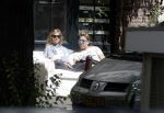 Amsterdam 3 juli 2016
Sophie Hilbrand en Waldemar Torenstra zitten in hun bank voor hun huyis op de gracht buiten in het zonnetje.