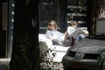 Amsterdam 3 juli 2016
Sophie Hilbrand en Waldemar Torenstra zitten in hun bank voor hun huyis op de gracht buiten in het zonnetje.