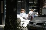 Amsterdam 3 juli 2016
Sophie Hilbrand en Waldemar Torenstra zitten in hun bank voor hun huyis op de gracht buiten in het zonnetje.
