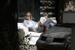 Amsterdam 3 juli 2016
Sophie Hilbrand en Waldemar Torenstra zitten in hun bank voor hun huyis op de gracht buiten in het zonnetje.