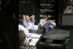Amsterdam 3 juli 2016
Sophie Hilbrand en Waldemar Torenstra zitten in hun bank voor hun huyis op de gracht buiten in het zonnetje.