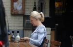 Amsterdam 8 juli 2016
Tjitske Reidinga op terras met een vriendin