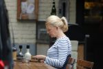 Amsterdam 8 juli 2016
Tjitske Reidinga op terras met een vriendin