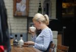 Amsterdam 8 juli 2016
Tjitske Reidinga op terras met een vriendin