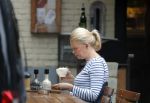 Amsterdam 8 juli 2016
Tjitske Reidinga op terras met een vriendin