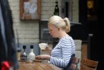 Amsterdam 8 juli 2016
Tjitske Reidinga op terras met een vriendin