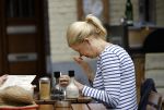 Amsterdam 8 juli 2016
Tjitske Reidinga op terras met een vriendin