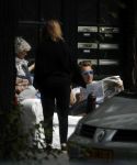 Amsterdam 3 juli 2016
Sophie Hilbrand en Waldemar Torenstra zitten in hun bank voor hun huyis op de gracht buiten in het zonnetje.