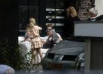 Amsterdam 3 juli 2016
Sophie Hilbrand en Waldemar Torenstra zitten in hun bank voor hun huyis op de gracht buiten in het zonnetje.