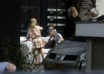 Amsterdam 3 juli 2016
Sophie Hilbrand en Waldemar Torenstra zitten in hun bank voor hun huyis op de gracht buiten in het zonnetje.