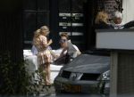 Amsterdam 3 juli 2016
Sophie Hilbrand en Waldemar Torenstra zitten in hun bank voor hun huyis op de gracht buiten in het zonnetje.