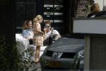 Amsterdam 3 juli 2016
Sophie Hilbrand en Waldemar Torenstra zitten in hun bank voor hun huyis op de gracht buiten in het zonnetje.