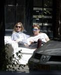 Amsterdam 3 juli 2016
Sophie Hilbrand en Waldemar Torenstra zitten in hun bank voor hun huyis op de gracht buiten in het zonnetje.