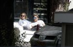 Amsterdam 3 juli 2016
Sophie Hilbrand en Waldemar Torenstra zitten in hun bank voor hun huyis op de gracht buiten in het zonnetje.