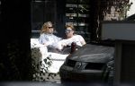 Amsterdam 3 juli 2016
Sophie Hilbrand en Waldemar Torenstra zitten in hun bank voor hun huyis op de gracht buiten in het zonnetje.