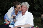 Wijchen 20 juli 2017
Willibrorf Frequin loopt de 100e vierdaagse van Nijmegen. Zijn vriendin Gesina stond naast de kant met drank en hapjes. Willibrord moest met veel fans op de foto. dag 2