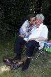 Wijchen 20 juli 2017
Willibrorf Frequin loopt de 100e vierdaagse van Nijmegen. Zijn vriendin Gesina stond naast de kant met drank en hapjes. Willibrord moest met veel fans op de foto. dag 2