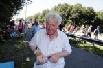 Wijchen 20 juli 2017
Willibrorf Frequin loopt de 100e vierdaagse van Nijmegen. Zijn vriendin Gesina stond naast de kant met drank en hapjes. Willibrord moest met veel fans op de foto. dag 2