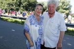 Wijchen 20 juli 2017
Willibrorf Frequin loopt de 100e vierdaagse van Nijmegen. Zijn vriendin Gesina stond naast de kant met drank en hapjes. Willibrord moest met veel fans op de foto. dag 2