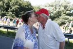 Wijchen 20 juli 2017
Willibrorf Frequin loopt de 100e vierdaagse van Nijmegen. Zijn vriendin Gesina stond naast de kant met drank en hapjes. Willibrord moest met veel fans op de foto. dag 2