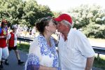 Wijchen 20 juli 2017
Willibrorf Frequin loopt de 100e vierdaagse van Nijmegen. Zijn vriendin Gesina stond naast de kant met drank en hapjes. Willibrord moest met veel fans op de foto. dag 2