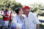Wijchen 20 juli 2017
Willibrorf Frequin loopt de 100e vierdaagse van Nijmegen. Zijn vriendin Gesina stond naast de kant met drank en hapjes. Willibrord moest met veel fans op de foto. dag 2