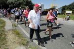 Wijchen 20 juli 2017
Willibrorf Frequin loopt de 100e vierdaagse van Nijmegen. Zijn vriendin Gesina stond naast de kant met drank en hapjes. Willibrord moest met veel fans op de foto. dag 2